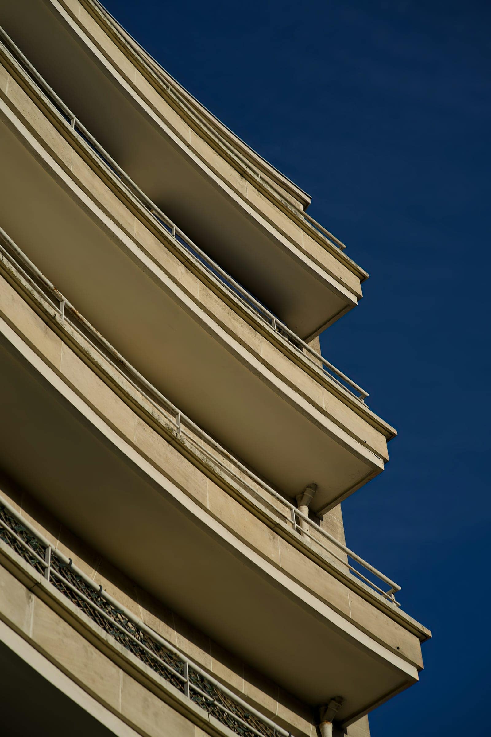 Varandas curvas de um prédio contemporâneo, ao fim da tarde